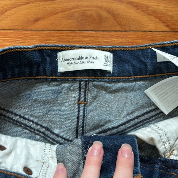 A&F High Rise Jean Mom Short - Picture 3 of 4